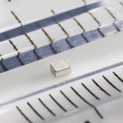 Neodymový magnet hranol 1,5x1,2x0,8 N 80 °C, VMM4-N35