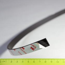 Magnetická páska so silnou samolepiacou vrstvou 15x2 mm