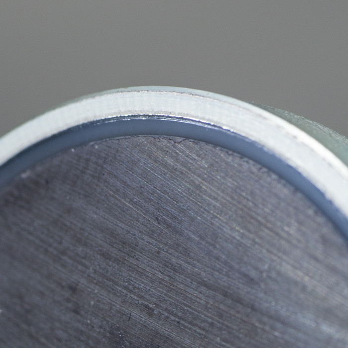 Magnetická šošovka pr. 16, výška 4,5 mm, vnútorný otvor pre skrutku so zápustnou hlavou pr. 3,5