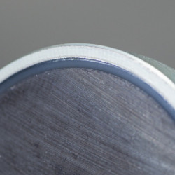 Magnetická šošovka pr. 20, výška 6 mm, vnútorný otvor pre skrutku so zápustnou hlavou pr. 4,1