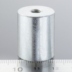 Magnetická šošovka valcová pr. 20 x výška 25 mm s vnútorným závitom M6. dĺžka závitu 9 mm