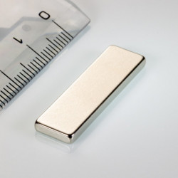 Neodymový magnet hranol 30x9x2,5 N 180 °C, VMM5UH-N35UH