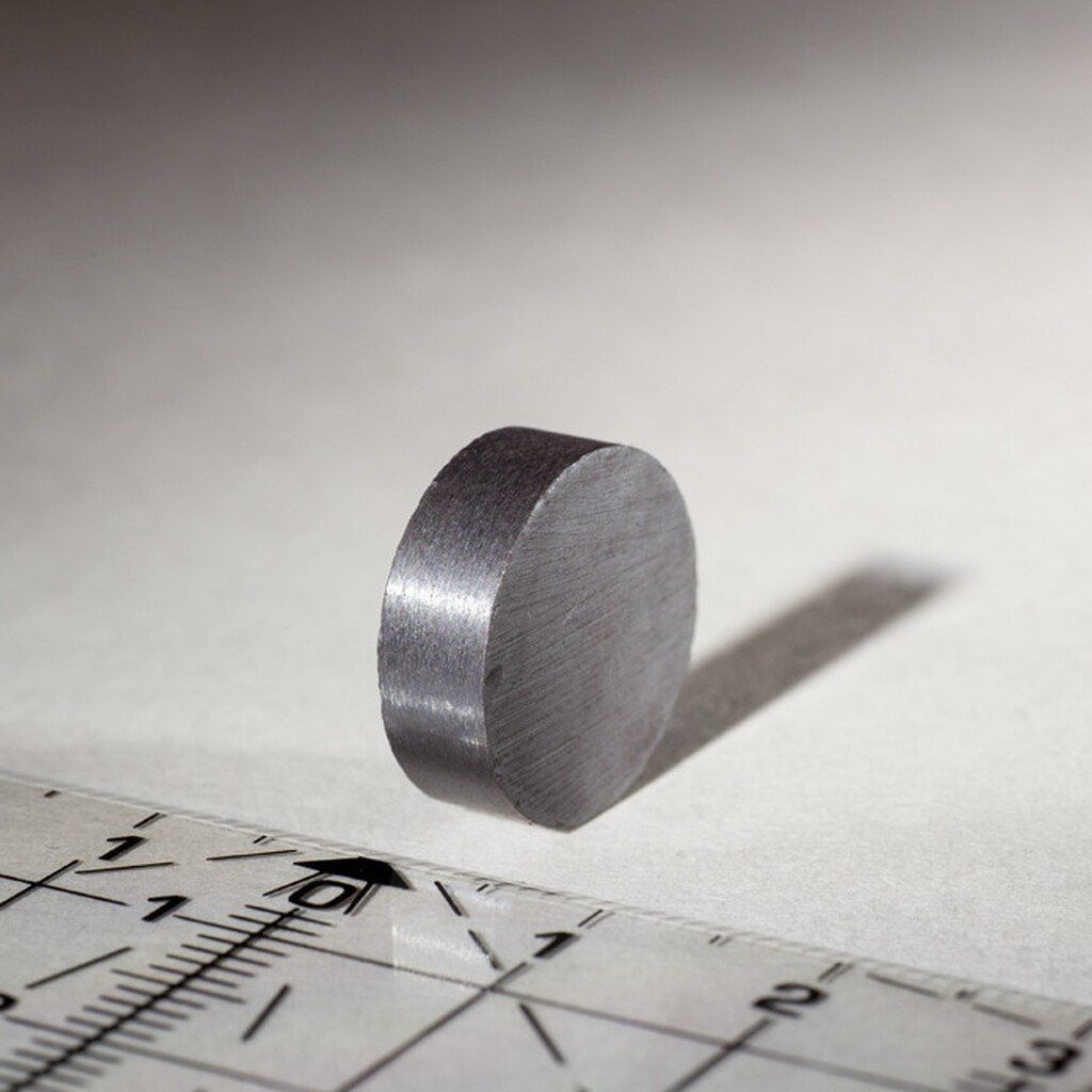 Feritový magnet valec priemer 15x5 mm na základnú prácu s magnetizmom