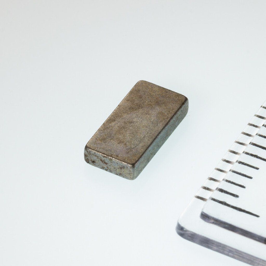 Neodýmový magnet hranol 8x4x1,6 mm na technické a domáce použitie