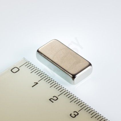 Poniklovaný neodýmový kváder s rozmerom 20 × 10 × 5 mm