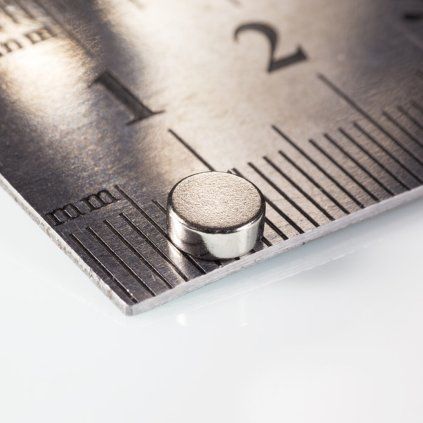 Malý poniklovaný neodýmový valcový magnet s rozmerom 5 × 2 mm