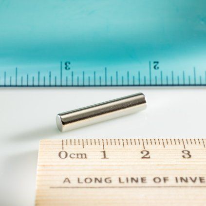 Poniklovaný neodýmový tyčový magnet s priemerom 5 mm a dĺžkou 25 mm