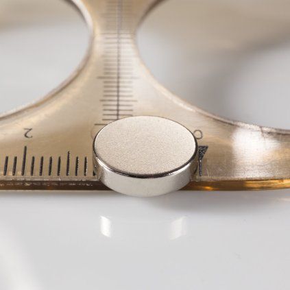 Poniklovaný neodýmový valcový magnet s priemerom 12 mm a výškou 3 mm