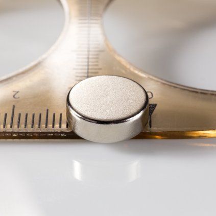 Poniklovaný neodýmový valcový magnet s priemerom 12 mm a výškou 4 mm