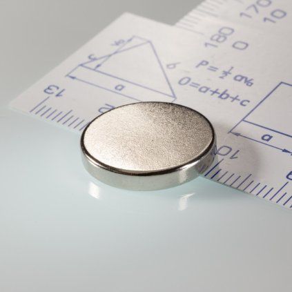Poniklovaný neodýmový valcový magnet s priemerom 18 mm a výškou 3 mm