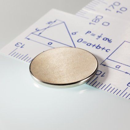 Plochý poniklovaný neodýmový magnet s priemerom 20 mm a výškou 1,5 mm
