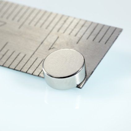 Diametrálne magnetizovaný neodýmový valec s priemerom 6 mm a výškou 2,5 mm
