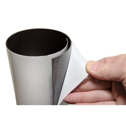 Čierna samolepiaca magnetická fólia hrubá 1 mm a široká 62 cm