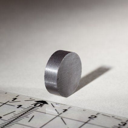 Anizotropný feritový valcový magnet s priemerom 15 mm a výškou 5 mm