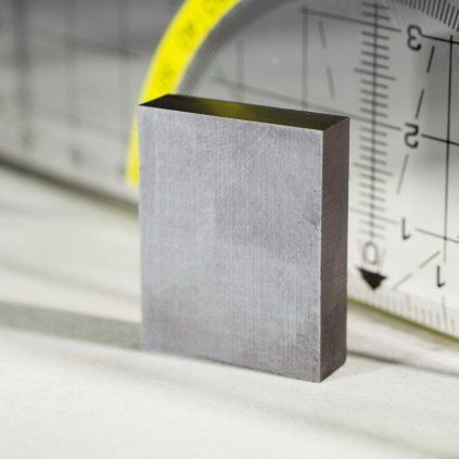 Anizotropný feritový magnet v tvare kvádra s rozmerom 25 × 20 × 6 mm