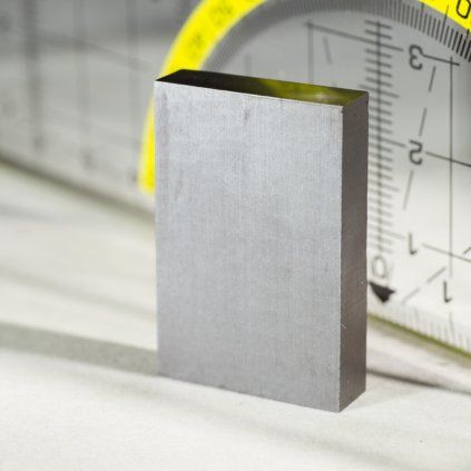 Anizotropný feritový kvádrový magnet označený rozmerom 30 × 20 × 6 mm
