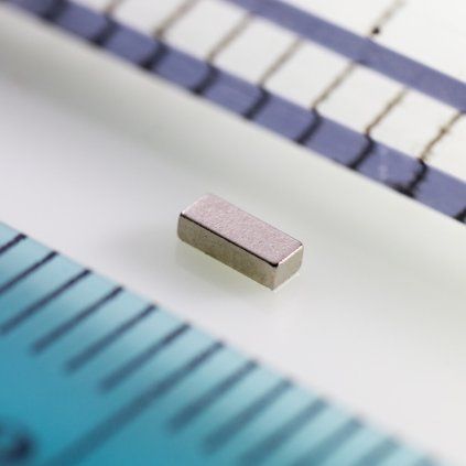 Miniatúrny poniklovaný neodýmový kváder s rozmermi 3 × 1,2 × 0,8 mm