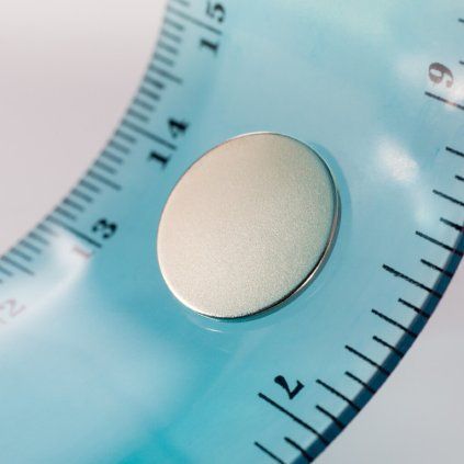 Tenký poniklovaný neodýmový valcový magnet s priemerom 15 mm a výškou 1 mm
