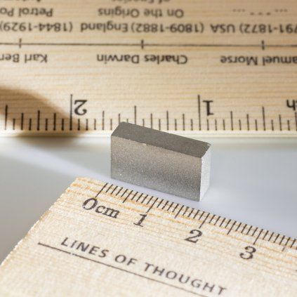 Samáriový magnetický kváder s rozmerom 18 × 10 × 5 mm s odolnosťou do 300 °C
