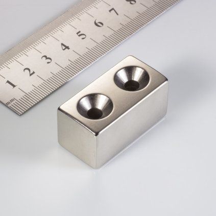 Atypický neodýmový magnet 40 × 20 × 20 mm s dvoma otvormi na zápustné skrutky