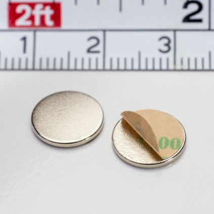 Súprava dvoch samolepiacich neodýmových magnetov s priemerom 10 mm a výškou 1 mm