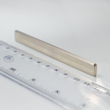 Dlhý poniklovaný neodýmový kváder s rozmerom 100 × 10 × 3 mm