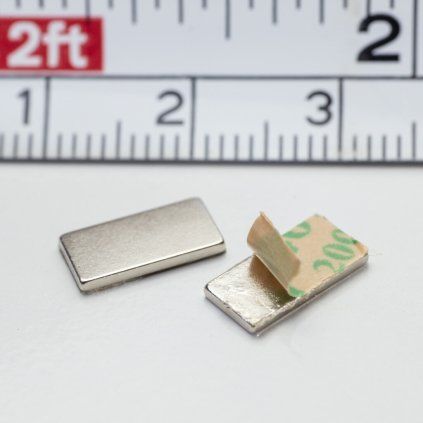 Súprava dvoch opačne orientovaných samolepiacich neodýmových magnetov 10 × 5 × 1 mm