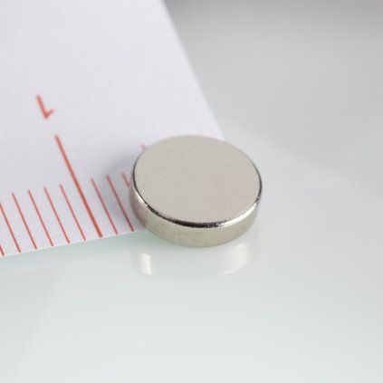 Poniklovaný neodýmový valcový magnet s priemerom 8 mm a výškou 2 mm