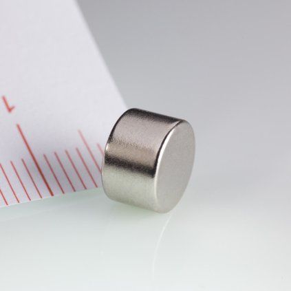 Poniklovaný neodýmový magnet s priemerom 8 mm a výškou 5 mm v akosti N45