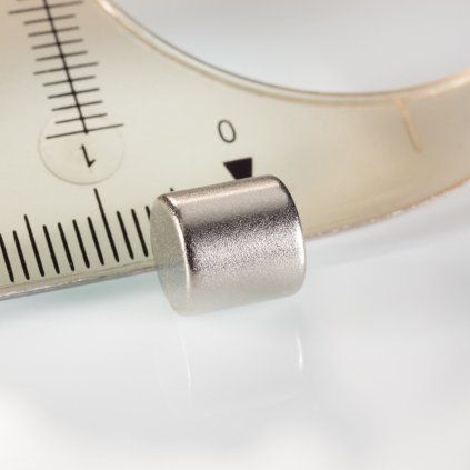 Poniklovaný neodýmový valcový magnet s priemerom a výškou 8 mm