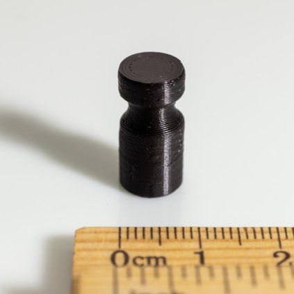 Malý čierny kužeľový neodýmový magnet v plastovom puzdre na tabuľu