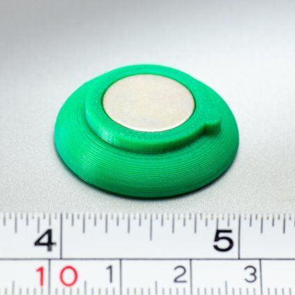 Veľký zelený neodýmový magnet v plastovom puzdre na magnetickú tabuľu