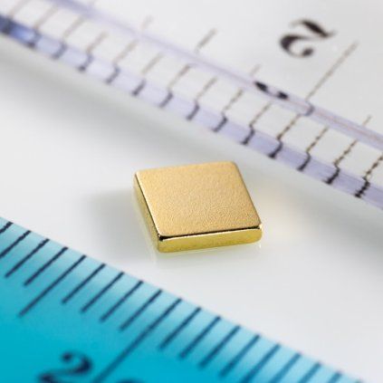 Pozlátený neodýmový kváder s rozmerom 5 × 5 × 1 mm