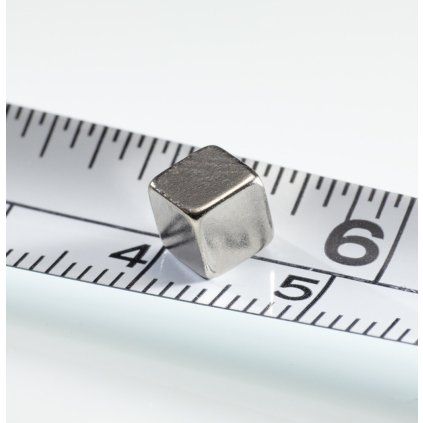 Poniklovaná neodýmová magnetická kocka s rozmerom 5 × 5 × 5 mm