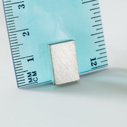 Samáriový permanentný magnet v tvare kvádra s rozmerom 15 × 10 × 3 mm